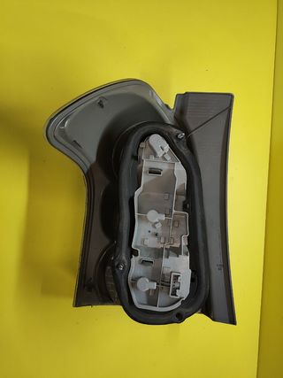 PILOTO TRASERO DERECHO TOYOTA COROLLA VERSO