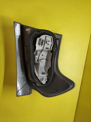 PILOTO TRASERO DERECHO TOYOTA COROLLA VERSO