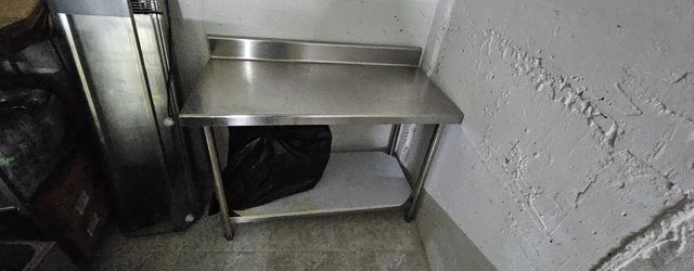 2 tavoli in acciaio inox e uno con ripiano