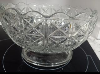 Frutero de cristal, con fruta de plástico.