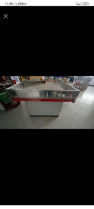 Mostrador metálico rojo y plateado