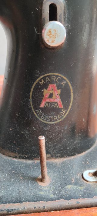 Máquina coser Alfa antigua con mueble