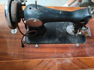 Máquina coser Alfa antigua con mueble