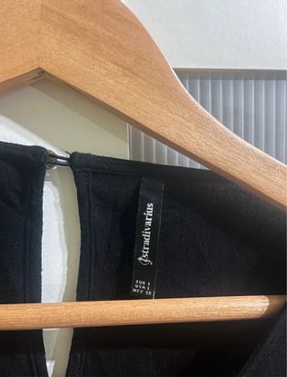 Blusa negra con detalle de hebilla