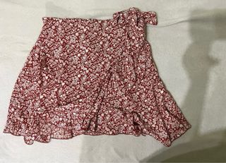 Falda roja y blanca estampada