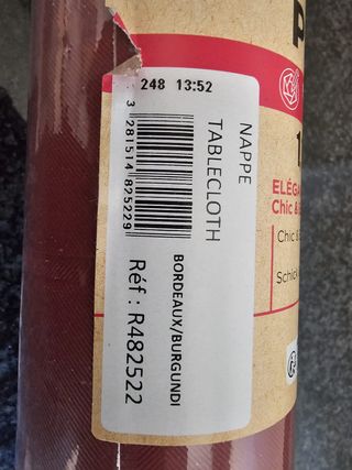 Mantel burdeos 25m – Elegancia desechable