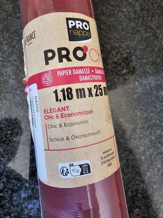 Mantel burdeos 25m – Elegancia desechable