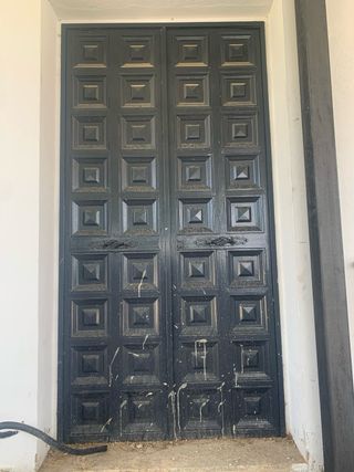 Puerta metalica entrada.