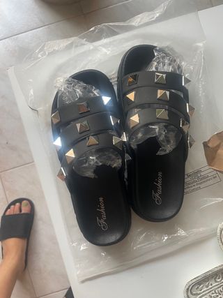 Sandalias negras con tachuelas nuevas