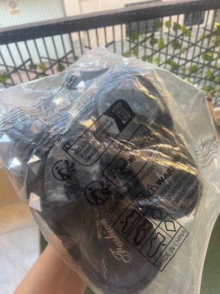 Sandalias negras con tachuelas nuevas