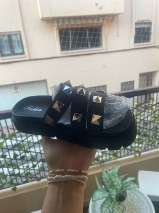 Sandalias negras con tachuelas nuevas