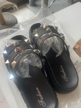 Sandalias negras con tachuelas nuevas