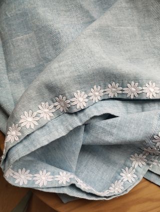 Servilletas de tela azules con pompón y flores