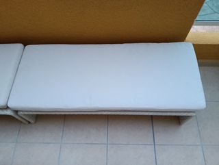 2 panche in rattan bianco con cuscino