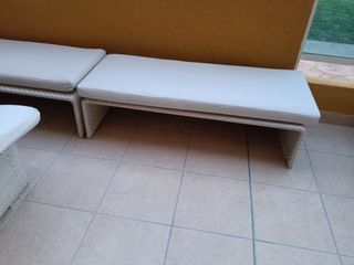 2 panche in rattan bianco con cuscino