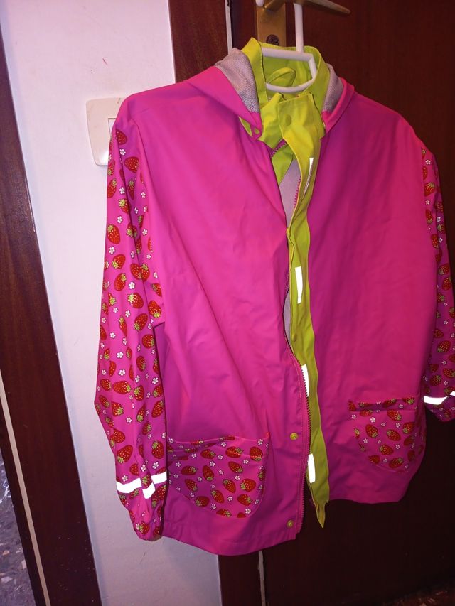 Chubasquero niña fresas rosa-verde