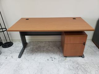 Mesa oficina madera-metal marrón