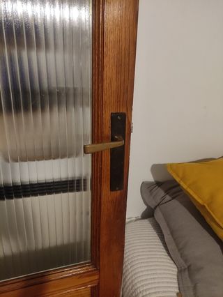 Puerta madera maciza con cristal