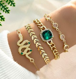Pulseras doradas con gemas verdes