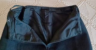 FALDA VINTAGE NEGRA LANA RECIA CON DISEÑO EN TELA