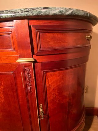 Cómoda antigua de madera y mármol