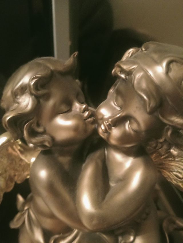 2 Ángeles besándose - Dorados