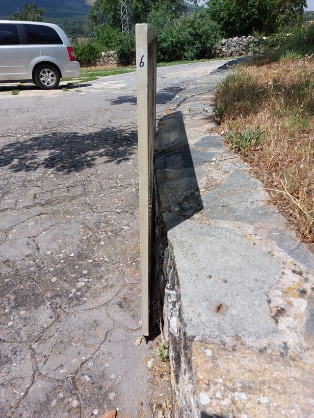 Cubre radiador metalico blanco y dorado modelo 6