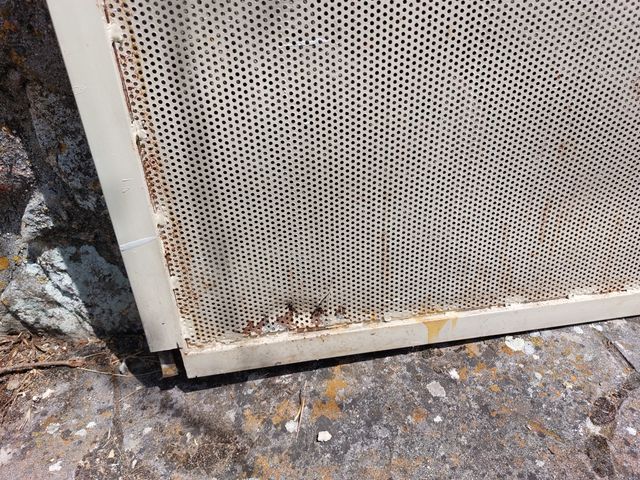 Cubre radiador metalico blanco y dorado modelo 6