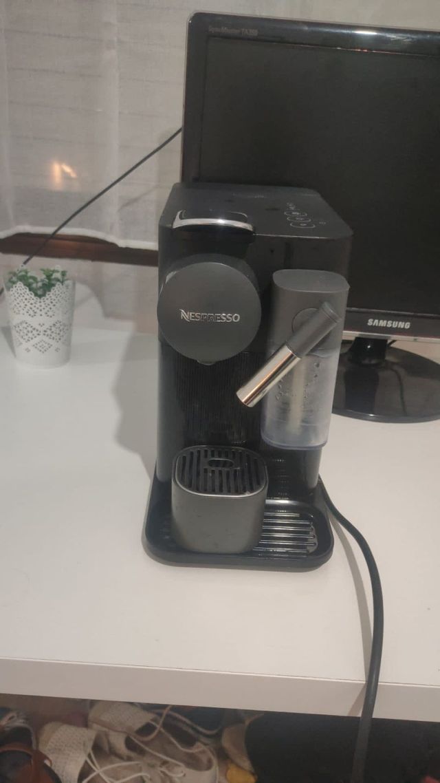 Cafetera Nespresso Latissima One DeLonghi.