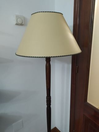 Lámpara pie madera marrón