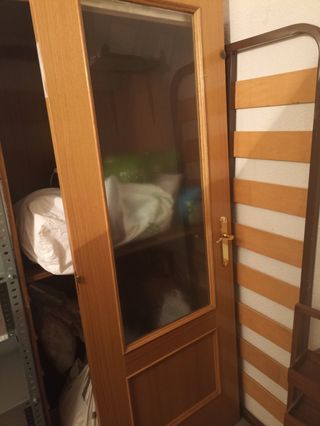 Puerta de madera con vidrio