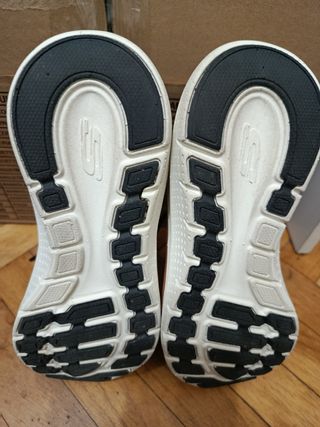 Zapatillas Skechers ArchFit - Negras/Rosa