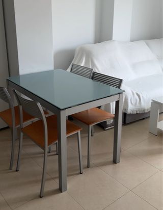 Mesa extensible y 4 sillas