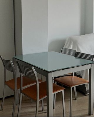 Mesa extensible y 4 sillas