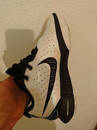 Zapatillas Nike LeBron blancas perladas y negras