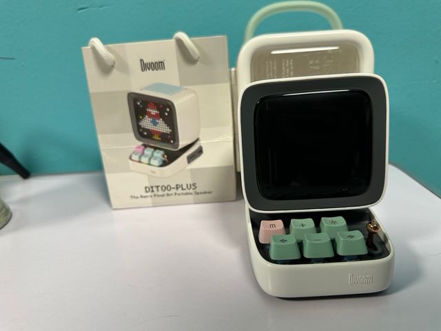 Altavoz Divoom Ditoo-Plus Retro blanco y verde