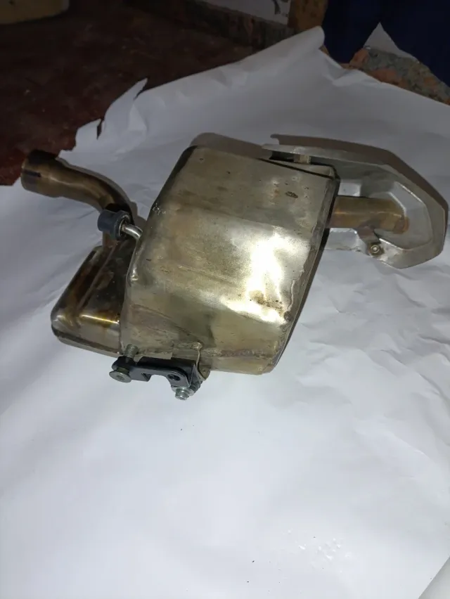 Tubo de escape trasero para motocicleta Benelli.