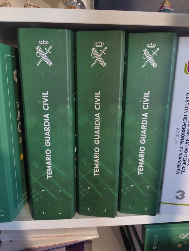 Se vende temario de oficial guardia civil.