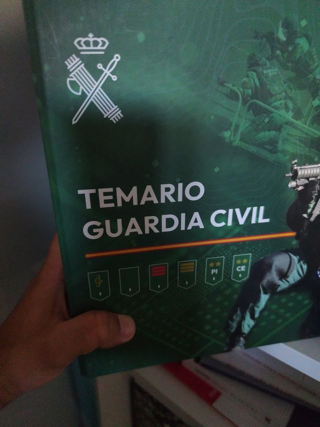 Se vende temario de oficial guardia civil.