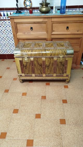 Baúl antiguo madera y metal
