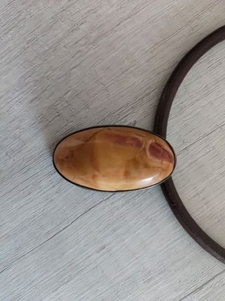 Collar piedra beige y cuero marrón