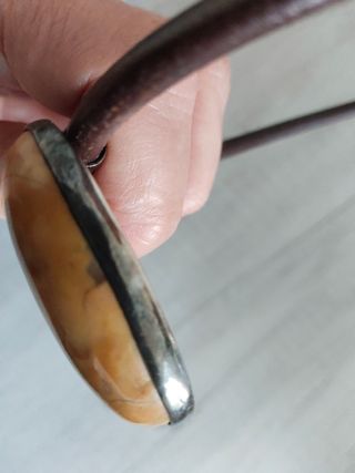 Collar piedra beige y cuero marrón