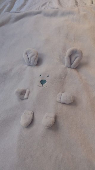 Mantita bebé con forma de oso