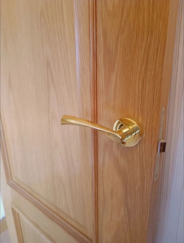 Puerta madera maciza