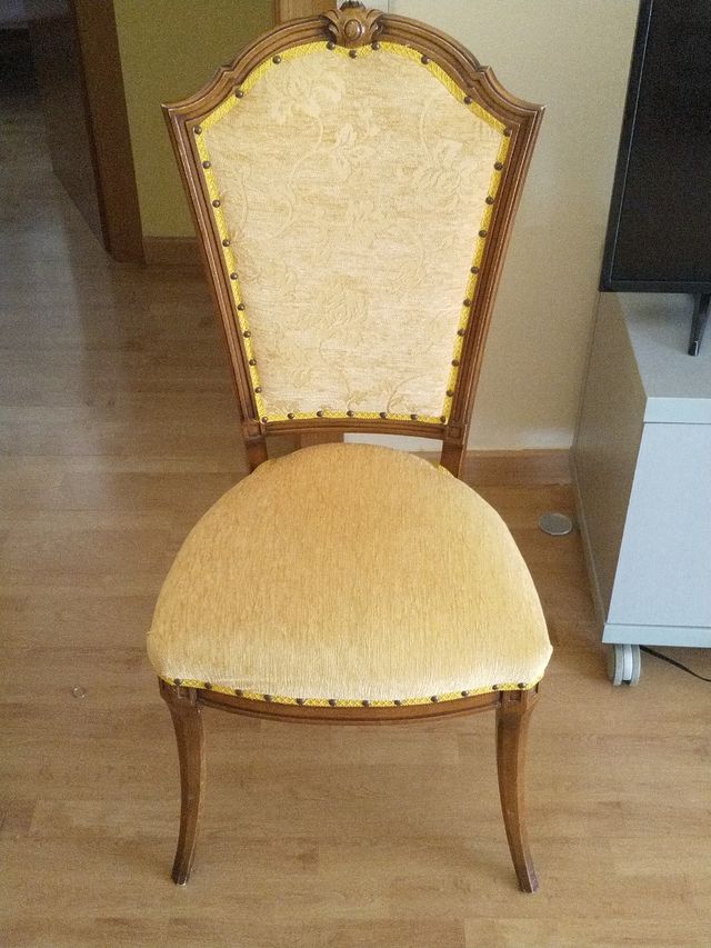 Silla estilo barroco de madera maciza color mostaz