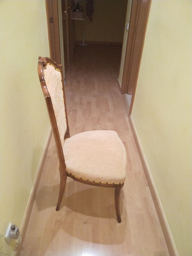 Silla estilo barroco de madera maciza color mostaz