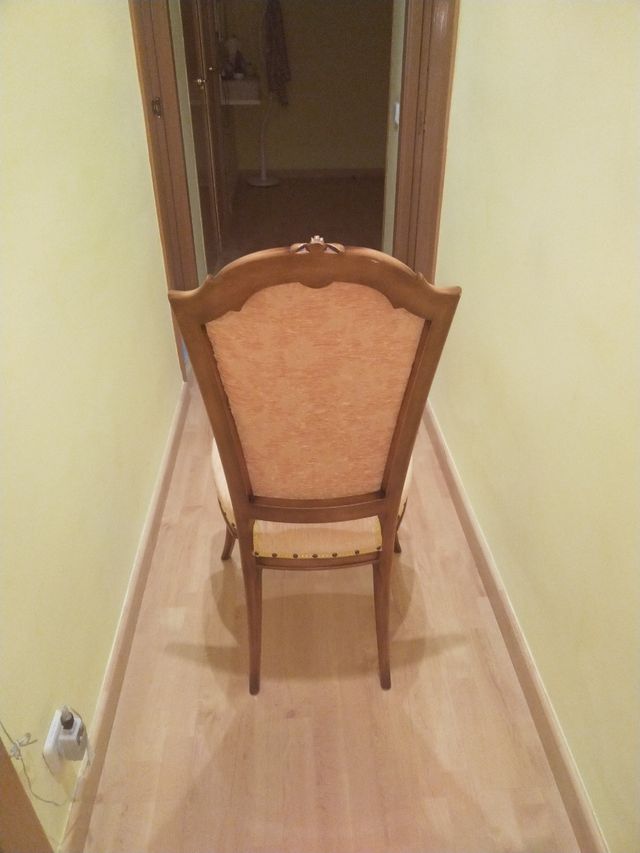 Silla estilo barroco de madera maciza color mostaz