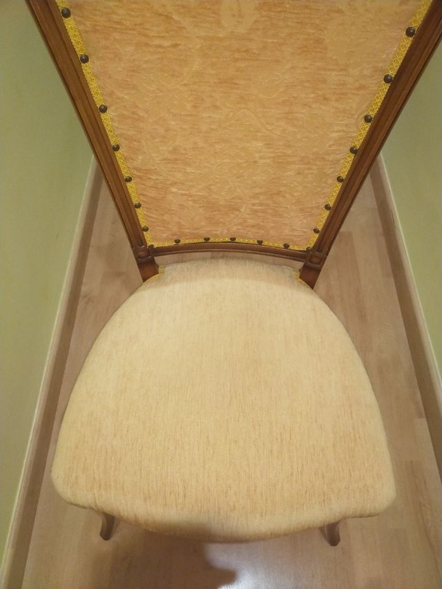 Silla estilo barroco de madera maciza color mostaz