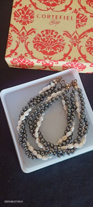   Pulsera espiral de perlas y hematites.