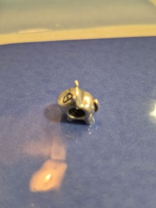 Charm Pandora plata.